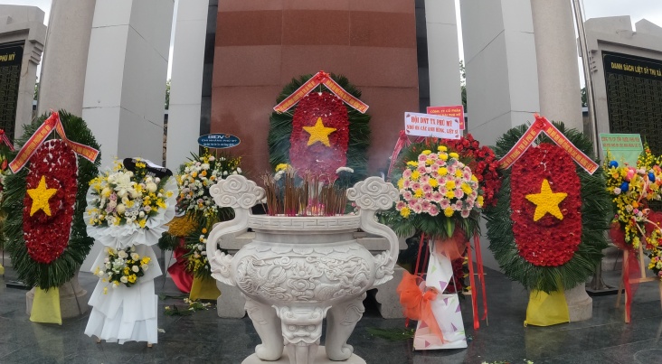 Đại diện Hội Doanh Nhân Trẻ Thị xã đến dâng hương tại Đài liệt sĩ Thị xã Phú Mỹ